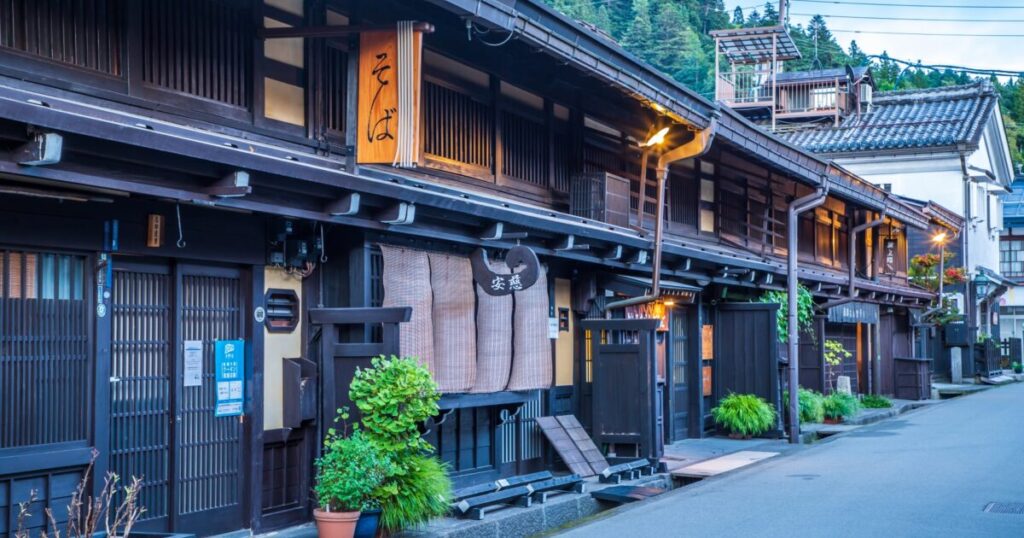 高山のそば店や古民家が並ぶ昔ながらの街並み