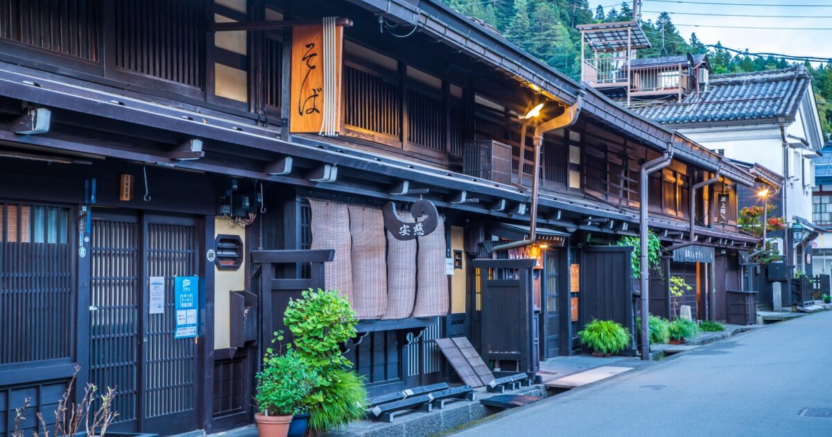 高山のそば店や古民家が並ぶ昔ながらの街並み