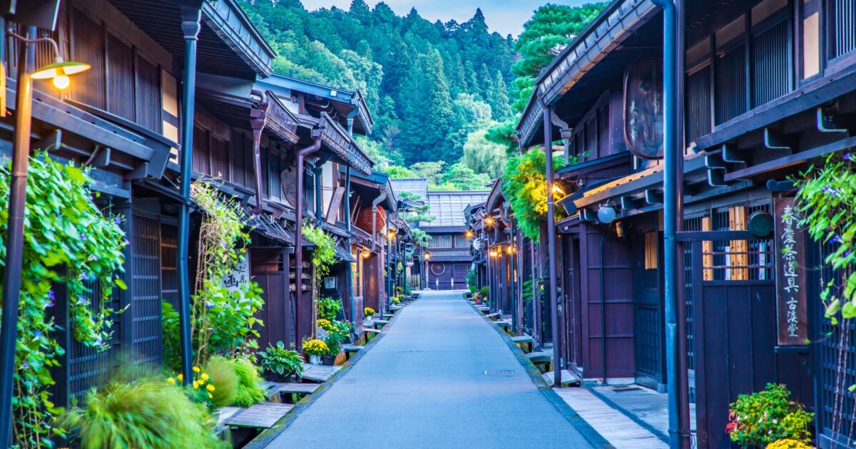 高山の古い町並みに咲く花と木造建築の風景