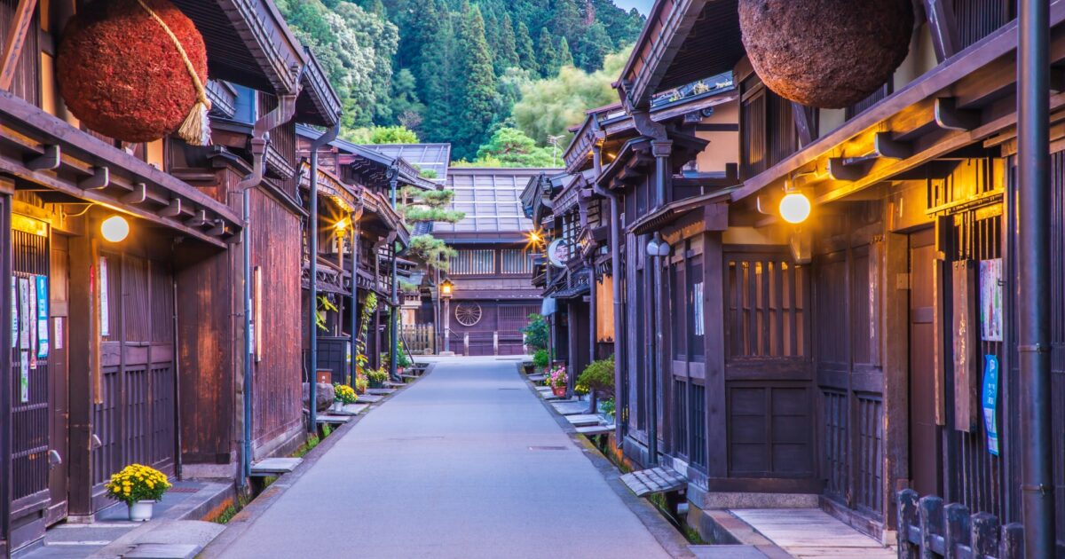 高山の歴史的町並みに吊るされた杉玉と木造家屋