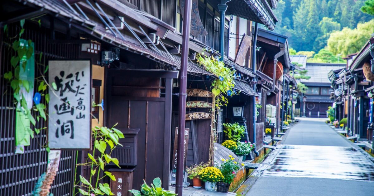 飛騨高山の伝統的な街道に並ぶ土産店と花々
