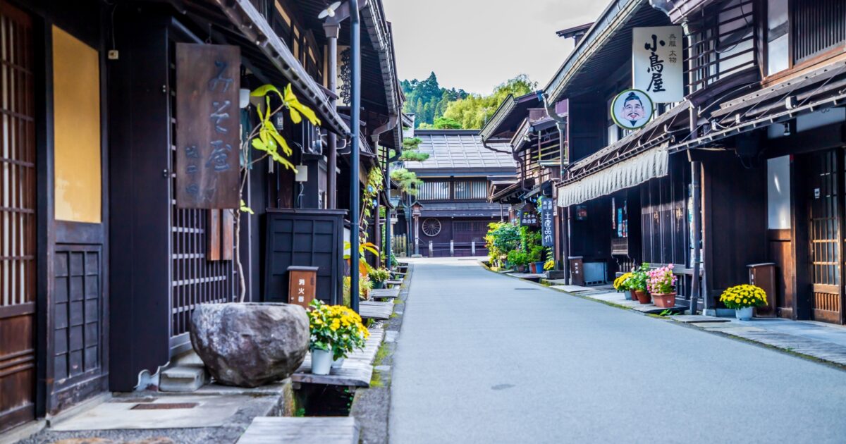 高山の古民家が並ぶ静かな観光通り