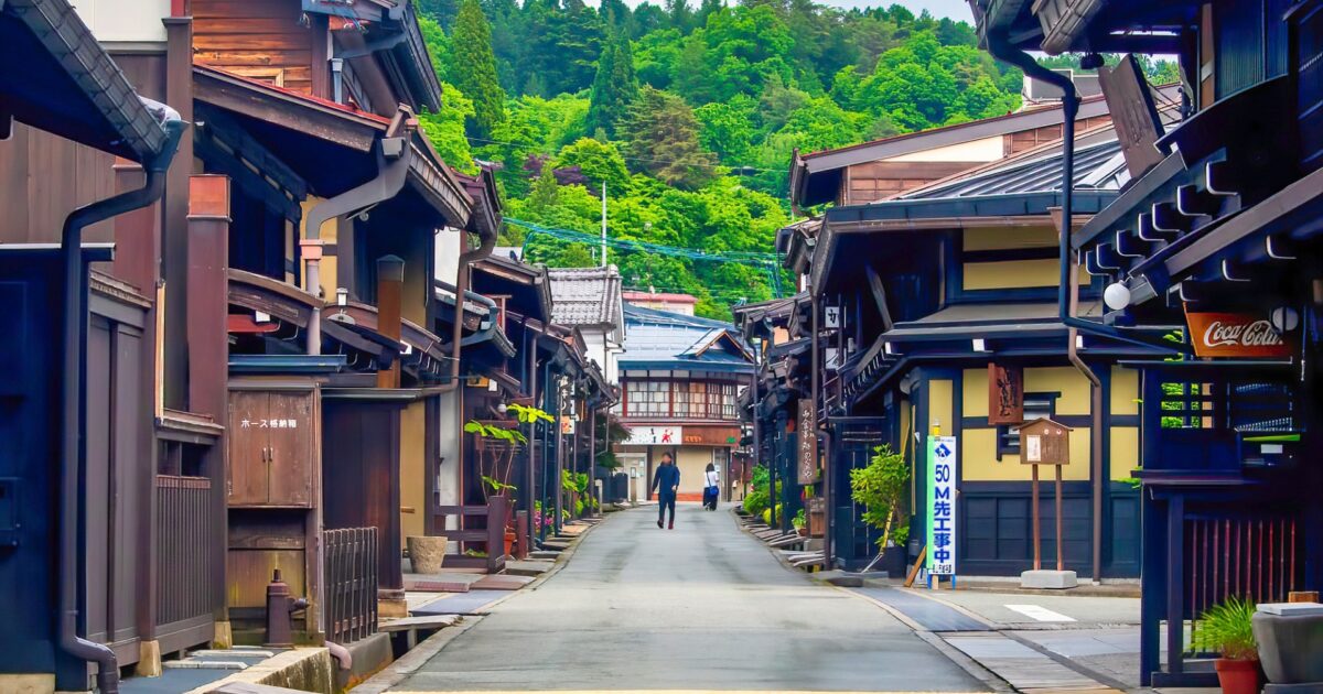 高山の伝統的建築が並ぶ観光名所の通り