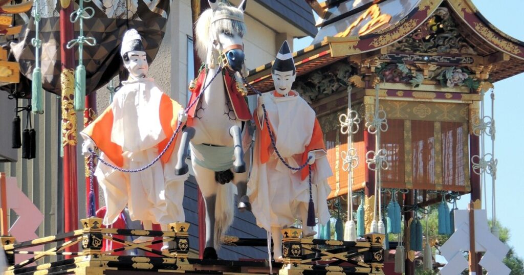 高山祭の山車に飾られた武者人形と馬の装飾