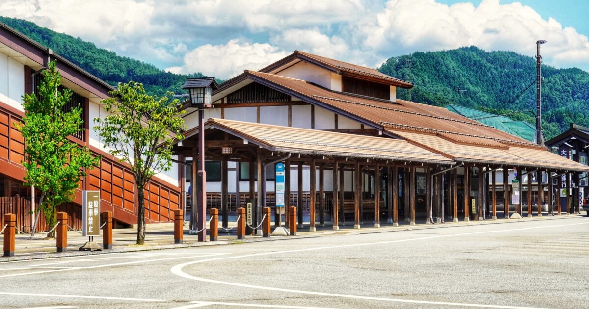 飛騨古川の伝統的な木造建築の駅前施設
