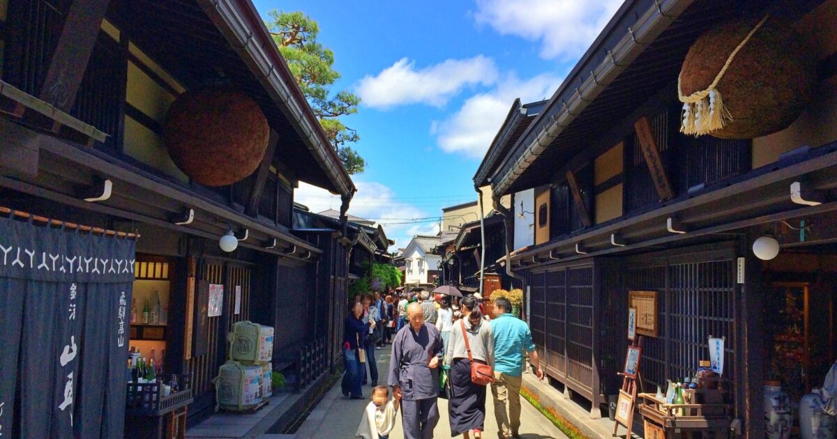 観光客で賑わう飛騨高山の古い町並みと酒蔵通り