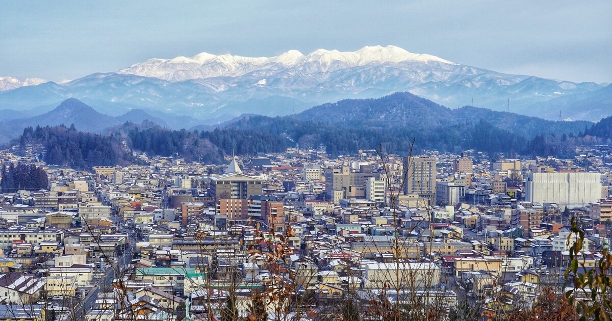 冬の高山市街と背景にそびえる雪化粧の山々