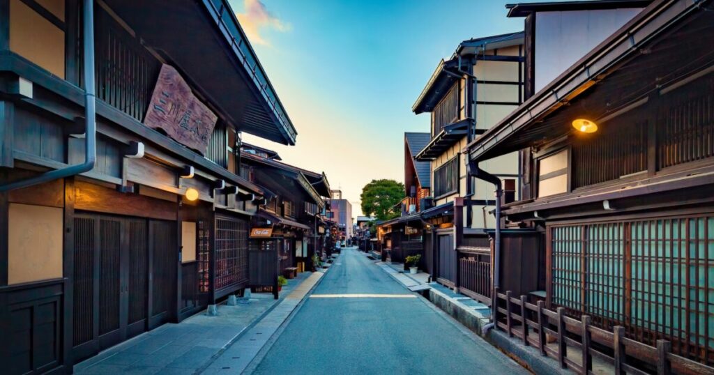 夕暮れ時の高山古い町並みに灯る街灯
