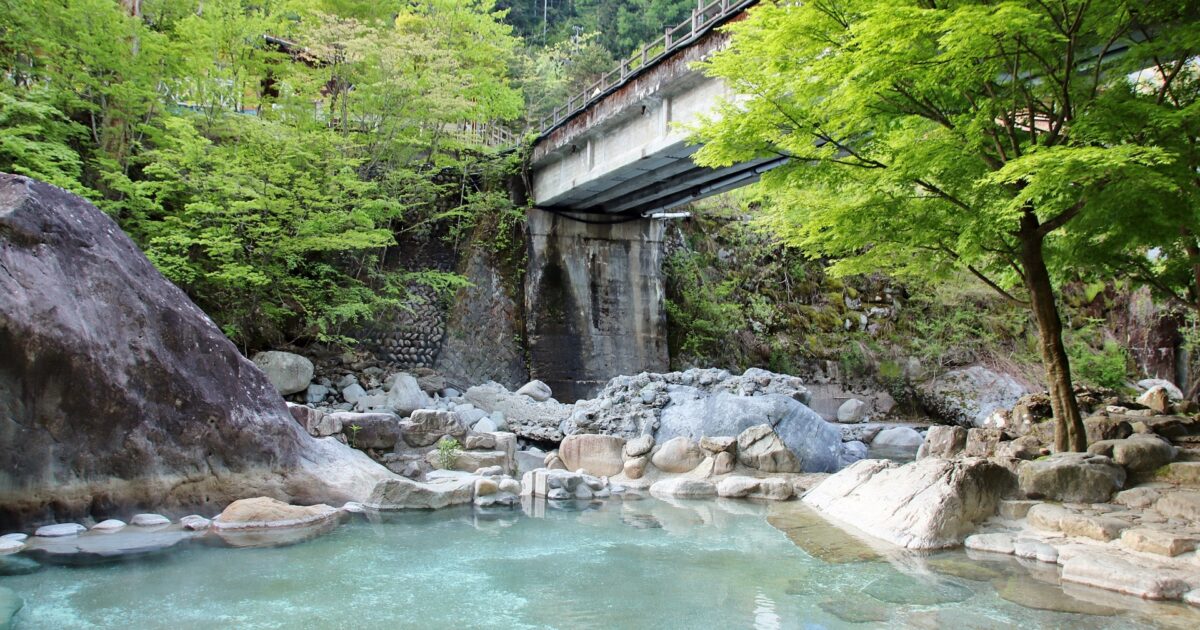新緑に包まれた奥飛騨の川沿い露天風呂