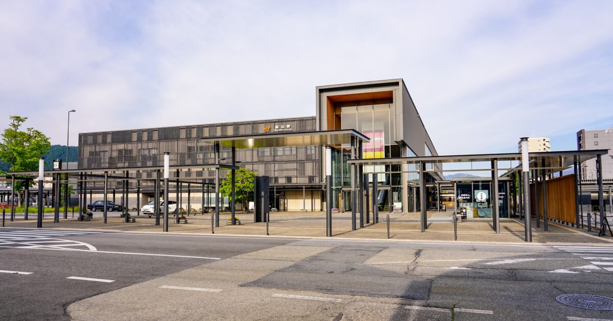 高山駅のモダンな駅舎外観
