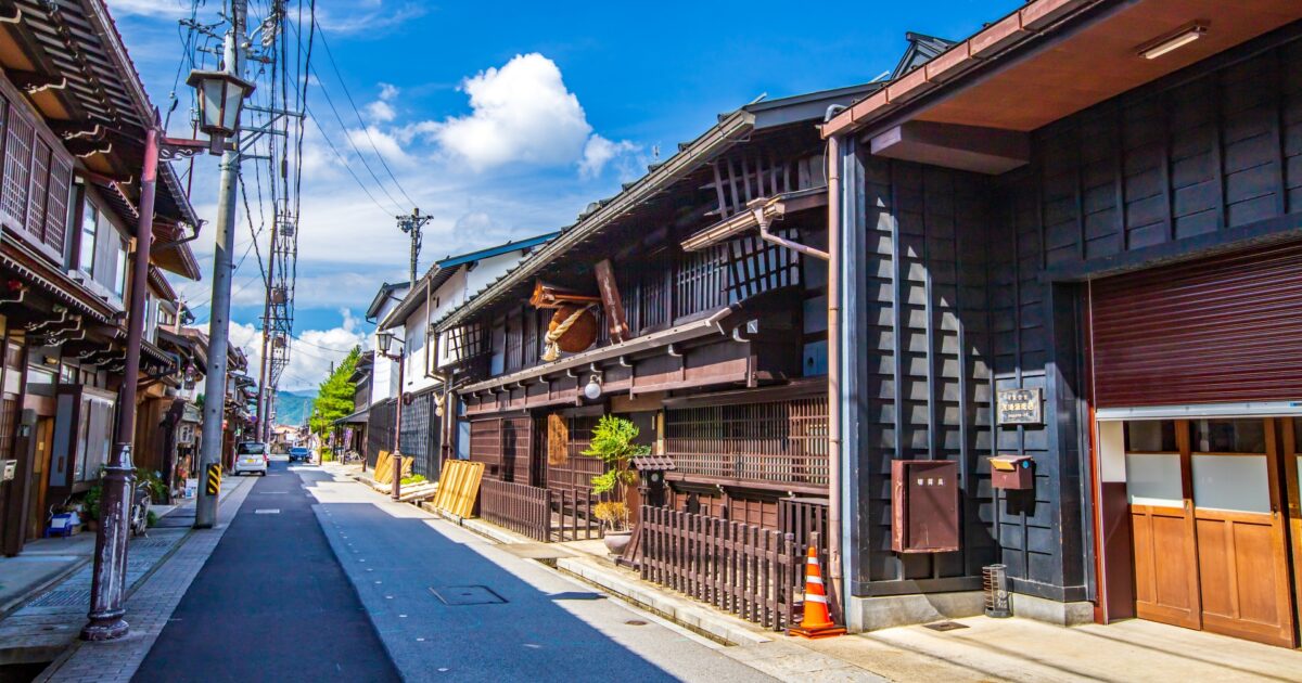高山の伝統的な町家が並ぶ古い街並み