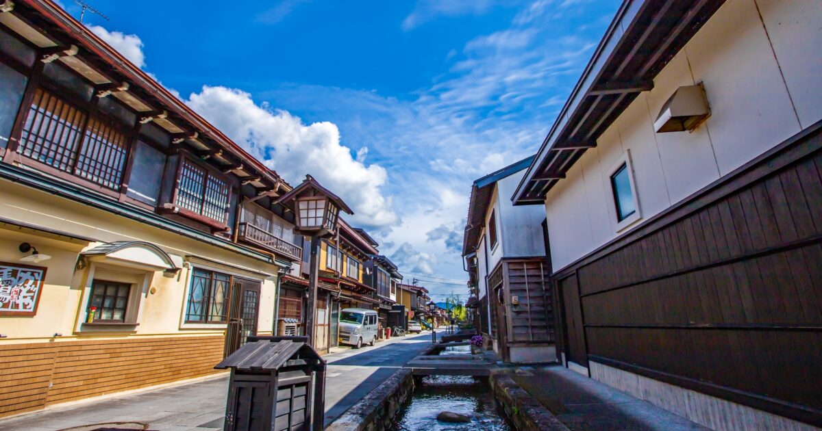 高山市の用水路と町家が続く風情ある路地