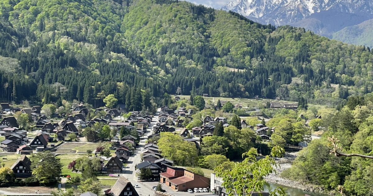 展望台から望む白川郷の合掌造り集落と山並み