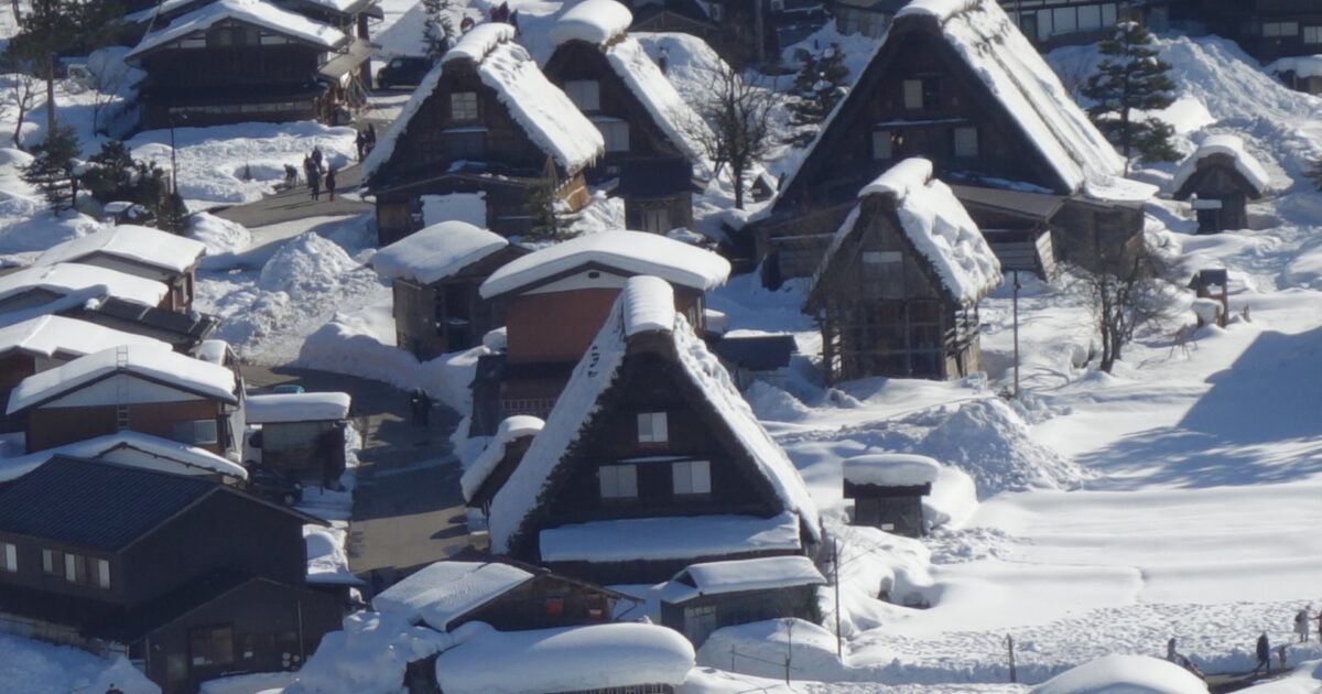 雪景色の中に建つ白川郷の合掌造り家屋群