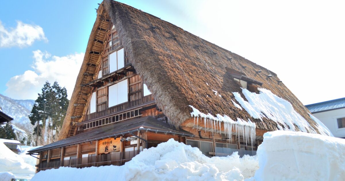 雪に覆われた白川郷の合掌造り民家