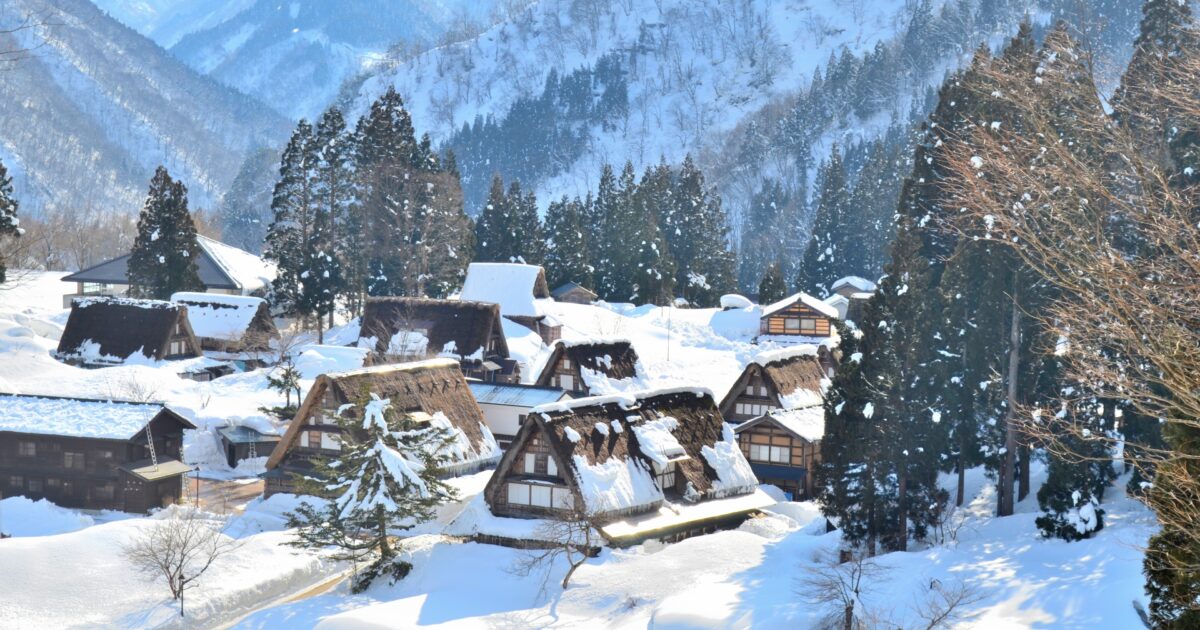 山間に広がる白川郷の合掌造り集落の雪景色