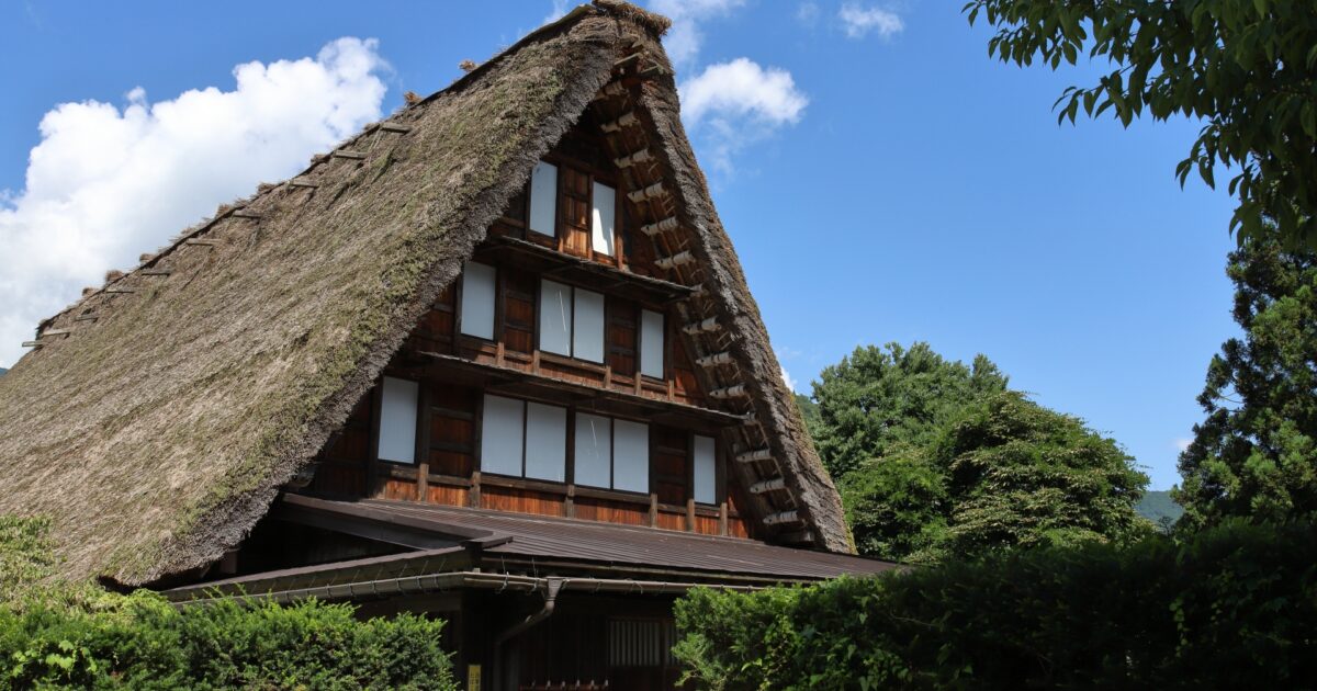 青空に映える白川郷の合掌造り住宅の外観