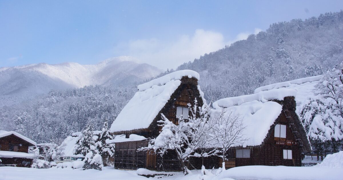 雪景色に包まれた白川郷の合掌造り集落