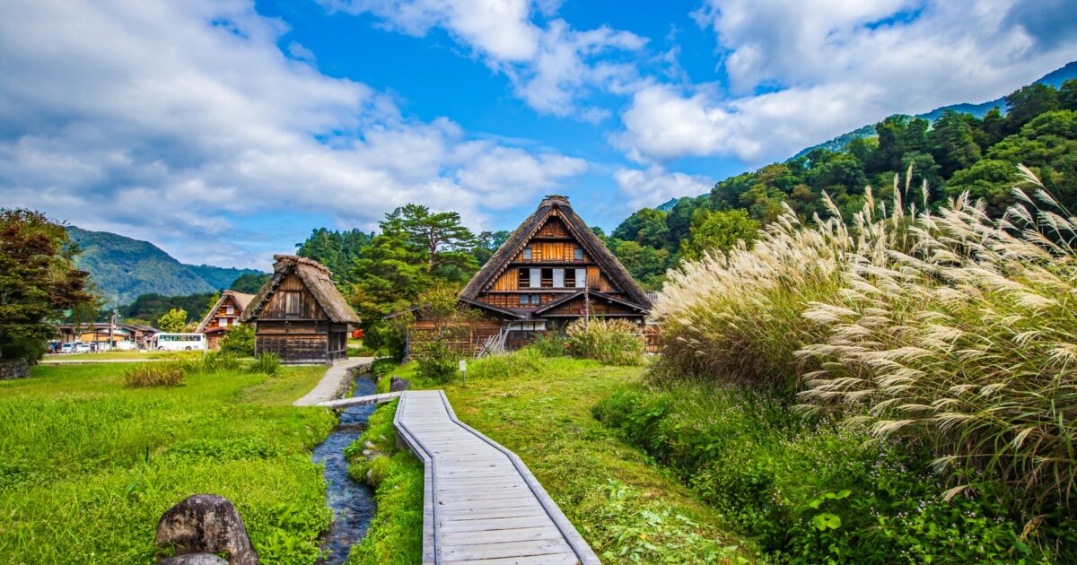 小川と木道が続く白川郷の合掌造りの風景